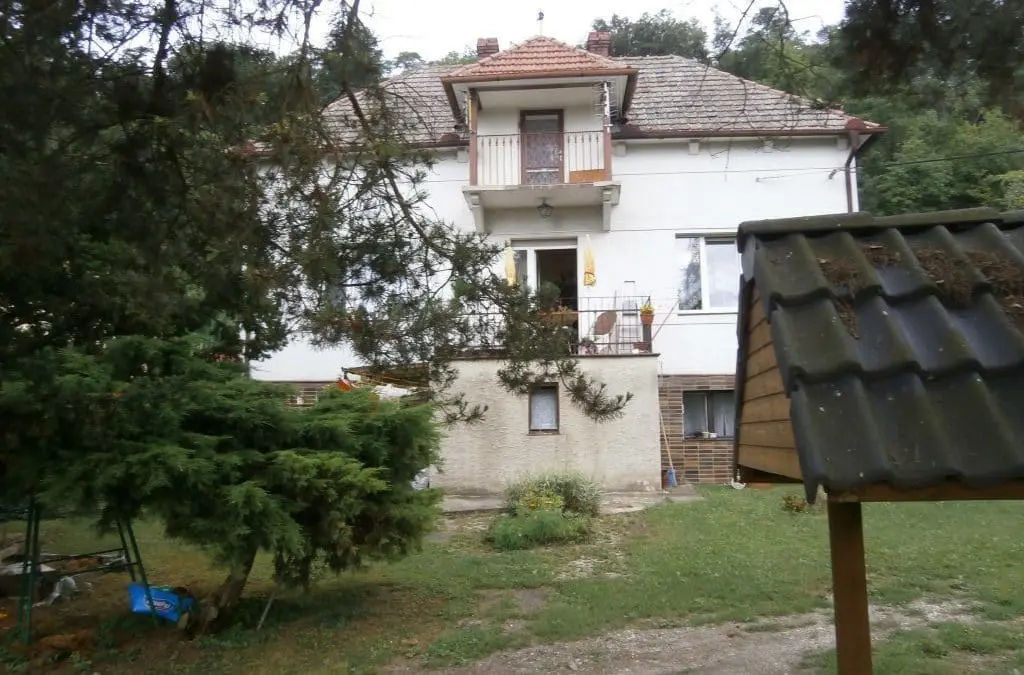 Prodej, rodinný dům 6 + 1 s pozemkem 3437 m2, v obci Nové Ouholice, okres Mělník